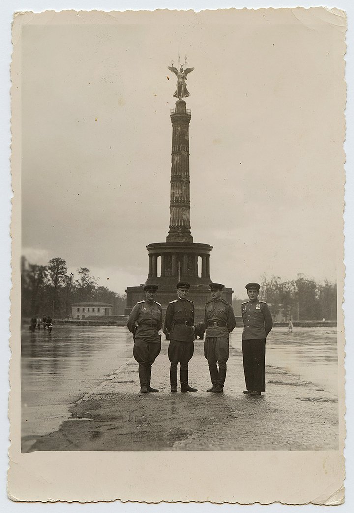 Советские военные позируют у колонны Победы в парке Тиргартен. Берлин, Германия. 1945 год