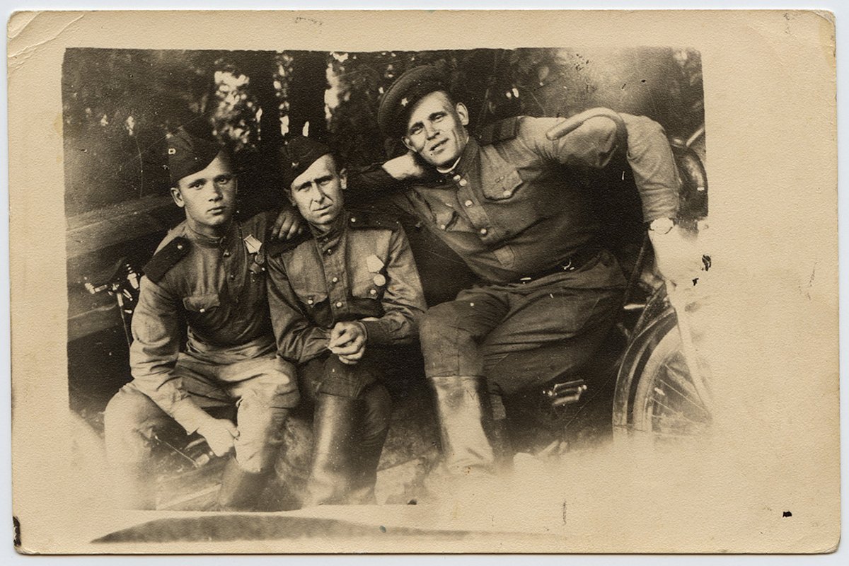 Советские военные позируют, сидя на немецких велосипедах. На обратной стороне фотографии подпись «На улице Унтер-ден-Линден. Рейхстаг». Берлин, Германия. Май 1945 года
