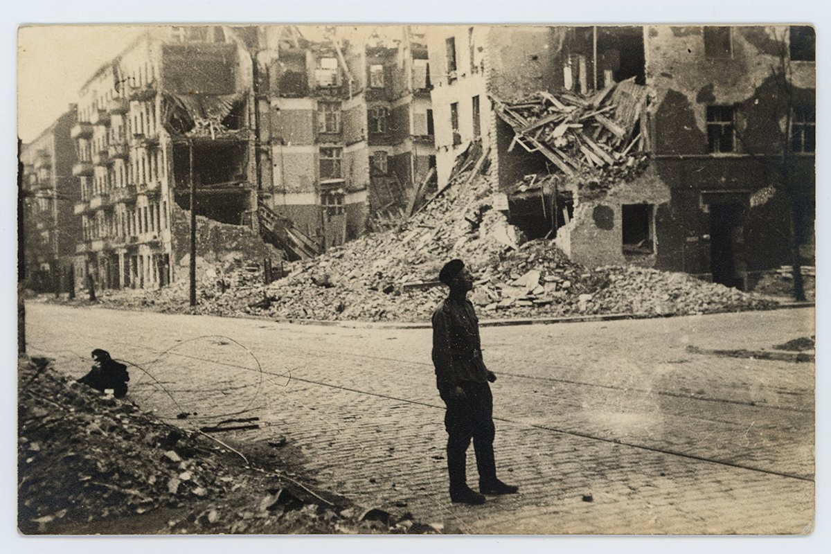 Советский военный смотрит на руины немецких зданий. Берлин, Германия. Май 1945 года