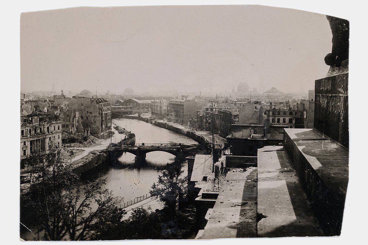 Панорама разрушенного города, снятая с крыши Рейхстага. Справа от изгиба реки Шпрее, виден железнодорожный вокзал Берлин-Фридрихштрассе. Берлин, Германия. 10 июня 1945 года