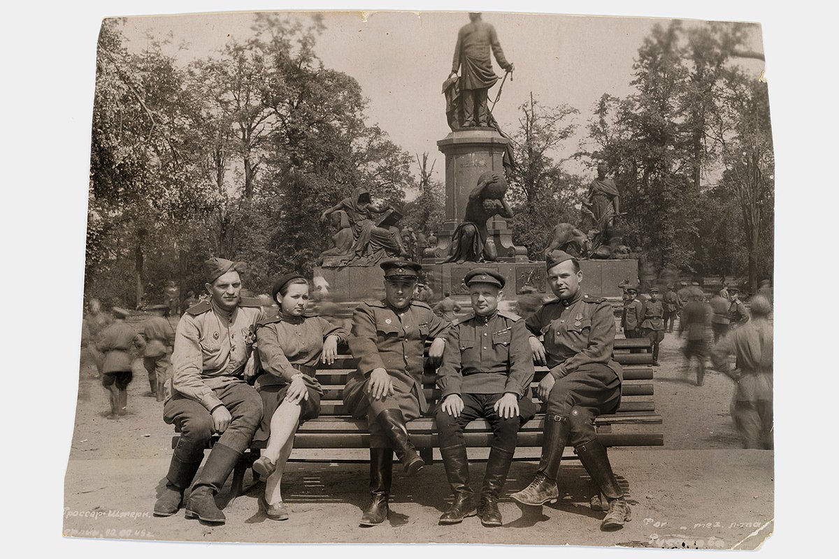 Советские военные позируют на скамейке у памятника Бисмарку на площади Большая Звезда. Берлин, Германия. 10 июня 1945 года