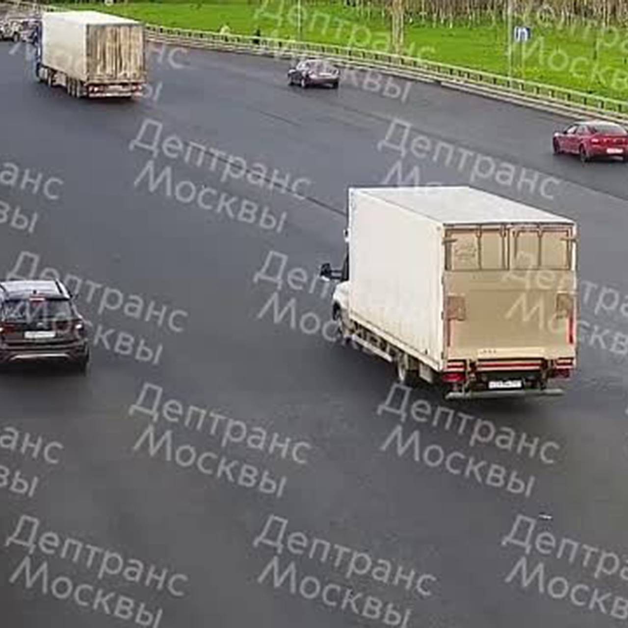 Столкновение нескольких авто на МКАД попало на видео: Москва: Россия:  Lenta.ru