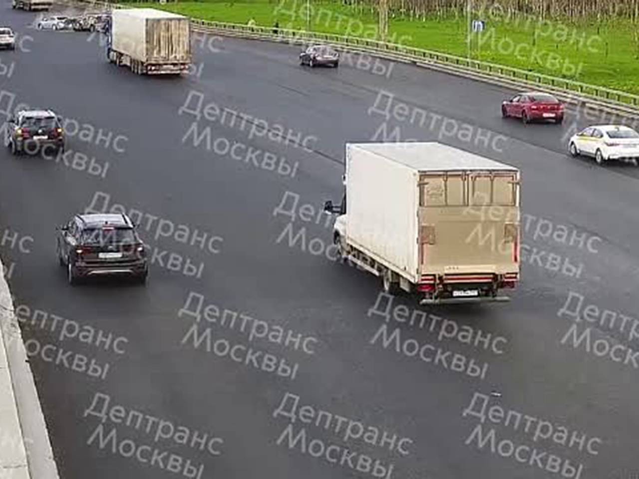 Столкновение нескольких авто на МКАД попало на видео: Москва: Россия:  Lenta.ru