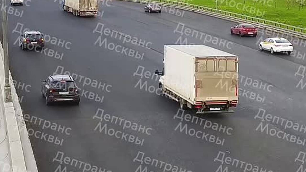 Столкновение нескольких авто на МКАД попало на видео: Москва: Россия:  Lenta.ru