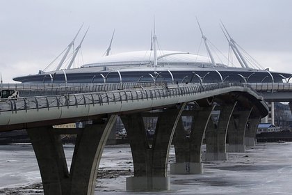 Голая девушка прыгнула с 19-метрового моста в Петербурге