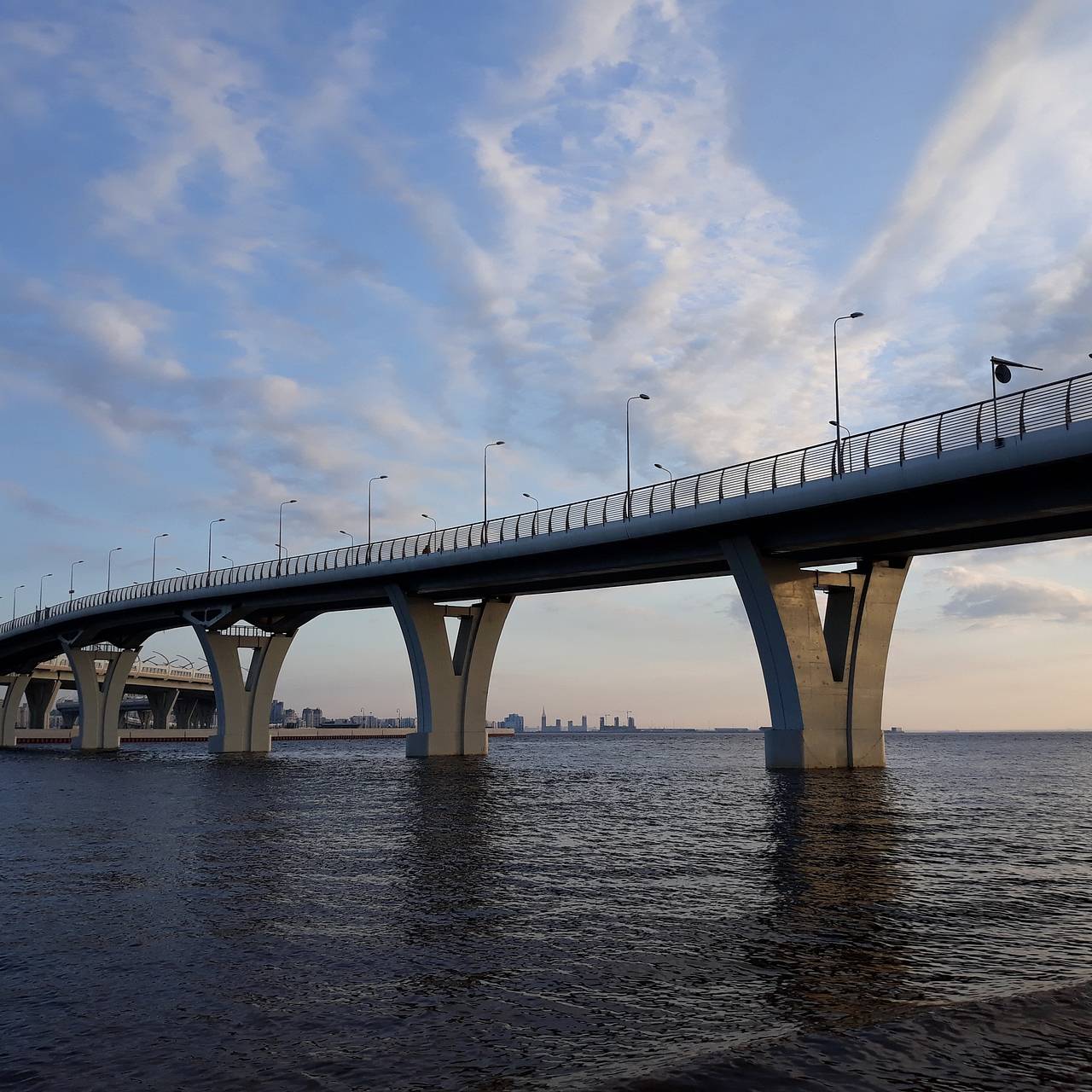 Голая девушка прыгнула с 19-метрового моста в Петербурге: Происшествия:  Россия: Lenta.ru