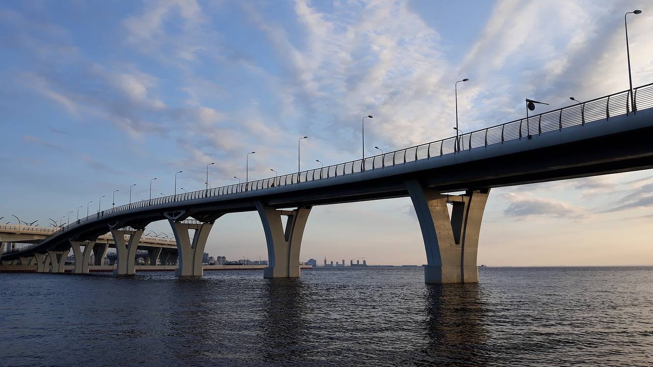 Голая девушка прыгнула с 19-метрового моста в Петербурге: Происшествия:  Россия: Lenta.ru