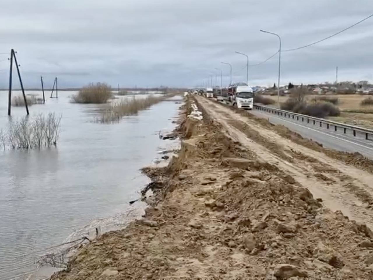 Четырнадцать сел в российском регионе отрезало водой от большой земли:  Климат и экология: Экономика: Lenta.ru