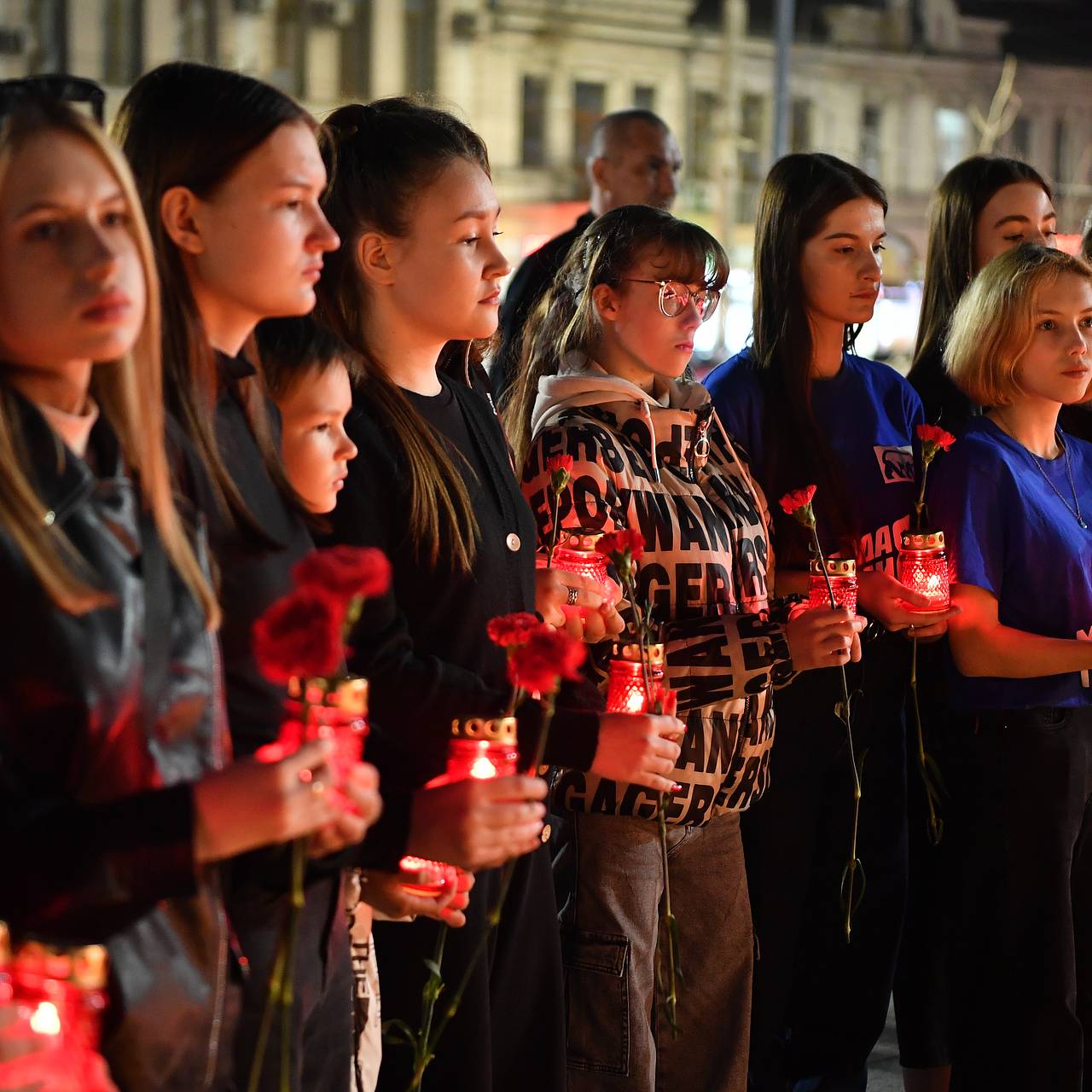 Люди начали собираться у мемориала у «Крокус Сити Холла»: Политика: Россия:  Lenta.ru