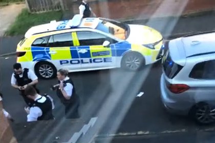 В Лондоне задержали напавшего с мечом на полицейских и пешеходов мужчину