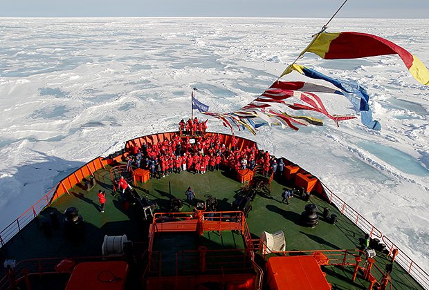 Туристы на атомном ледоколе «50 лет Победы» в районе Северного полюса