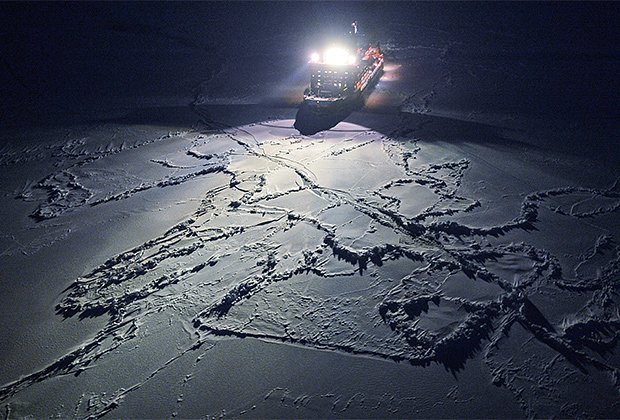 Ледокол «50 лет Победы» движется к Северному полюсу