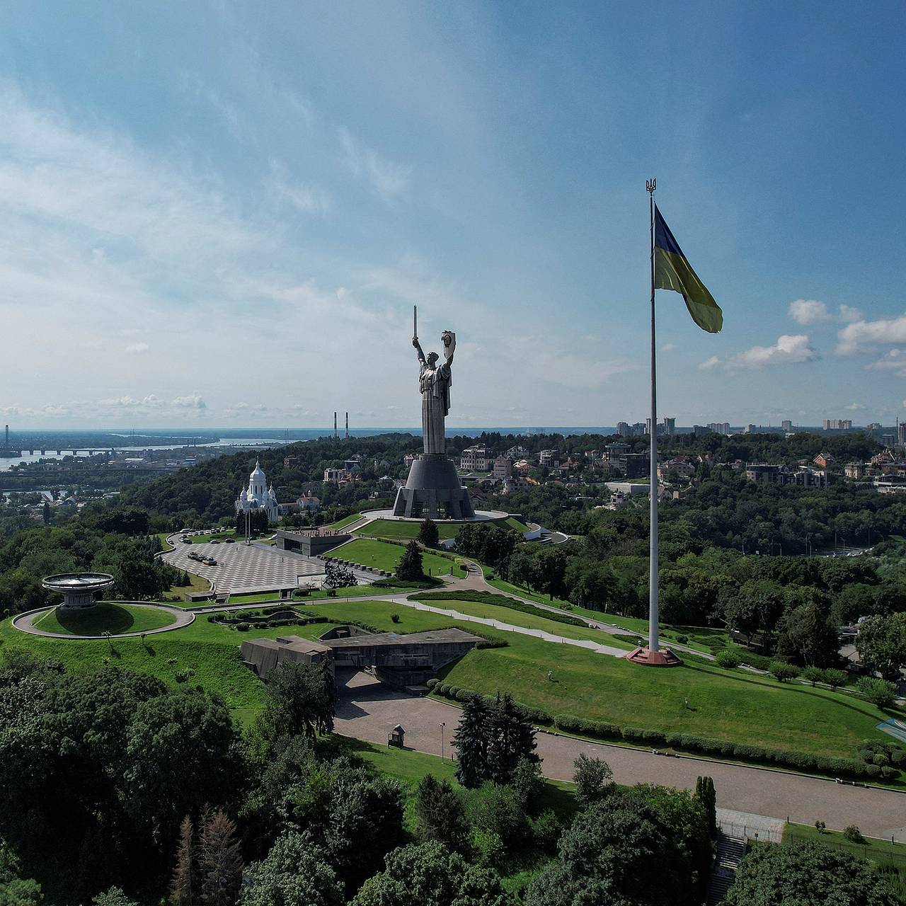 Памятник Гагарину запланировали снести в Киеве: Украина: Бывший СССР:  Lenta.ru