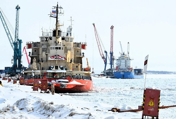 Ледокол «Дудинка» (слева) в морском порту Дудинки на Енисее