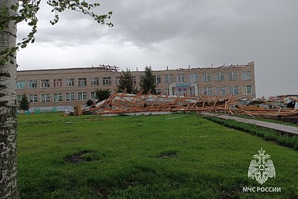 Ураганный ветер сорвал крышу сельской школы в российском регионе