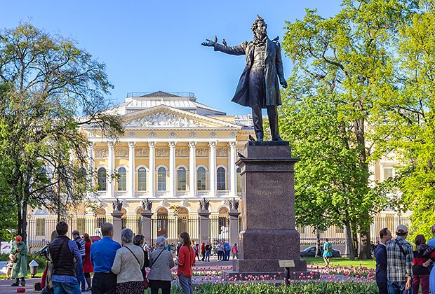 Памятник поэту Александру Пушкину перед Михайловским дворцом, где расположен Русский музей