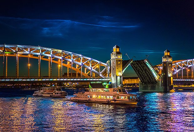 Большеохтинский мост в Санкт-Петербурге разводят с 2:00 до 5:00 ежедневно
