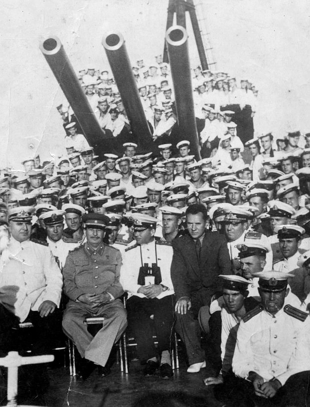 Сталин и Косыгин среди экипажа крейсера «Молотов»