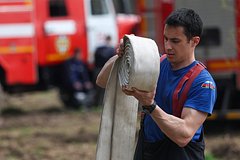 Пожарный пострадал во время ликвидации возгорания в цеху в Москве