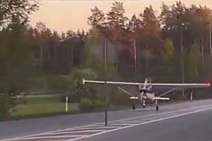 Неисправный самолет сел на дорогу в Латвии