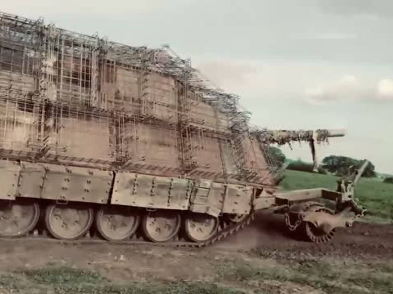 Появилось видео нового российского танка с защитой против дронов: Оружие:  Наука и техника: Lenta.ru