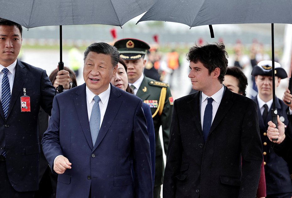 Председатель Китая Си Цзиньпин и премьер-министр Франции Габриэль Атталь