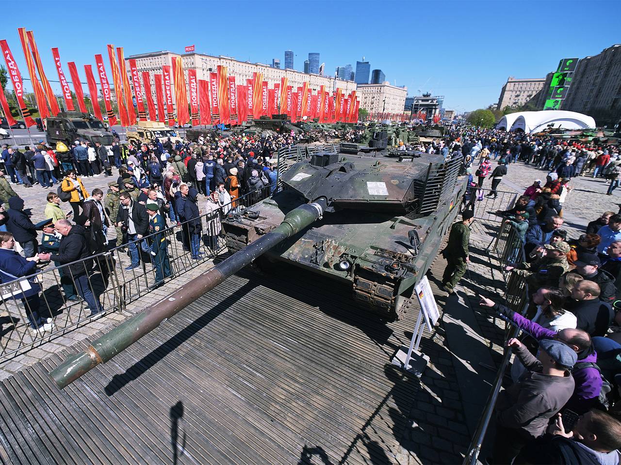 В Кремле ответили на вопрос о продлении выставки трофейной техники ВСУ в  Москве: Общество: Россия: Lenta.ru