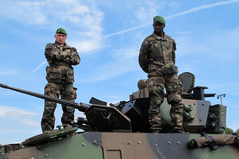 Солдаты французского Иностранного легиона стоят на боевой машине пехоты VBCI во время учений в городе Обань, Франция