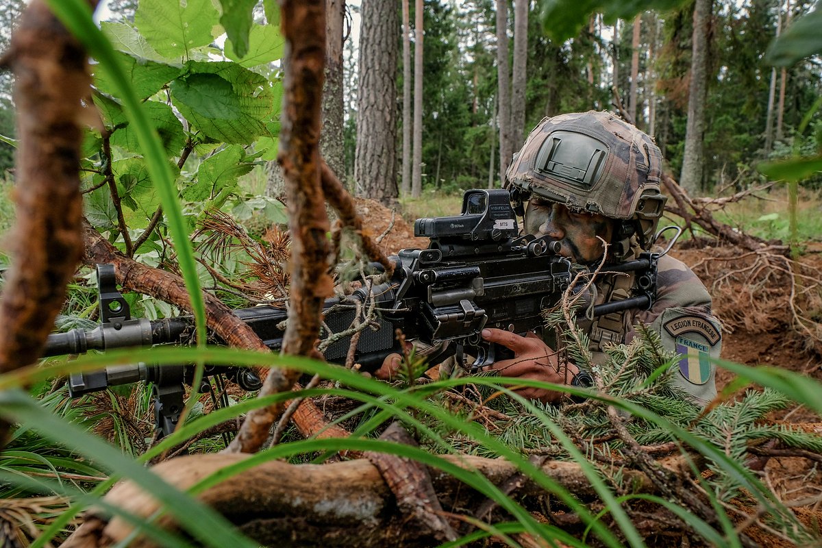 Солдат Вооруженных сил Франции во время учений в лесу в Виру, Эстония