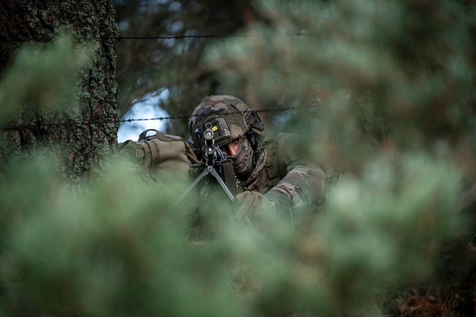 Солдат 2-го пехотного полка Иностранного легиона наблюдает за окрестностями города перед их штурмом во время учений в Сен-Шели-д’Апшере, Франция, 21 октября 2021 года