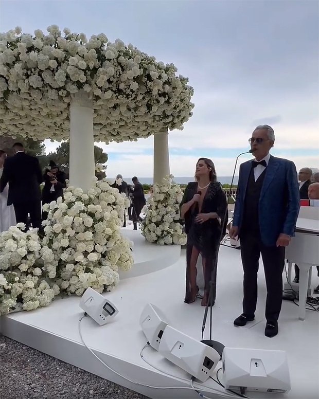 Итальянский певец Андреа Бочелли поет во время церемонии бракосочетания 
