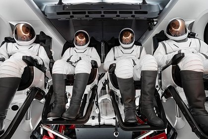 SpaceX раскрыла дизайн скафандра для выхода в открытый космос