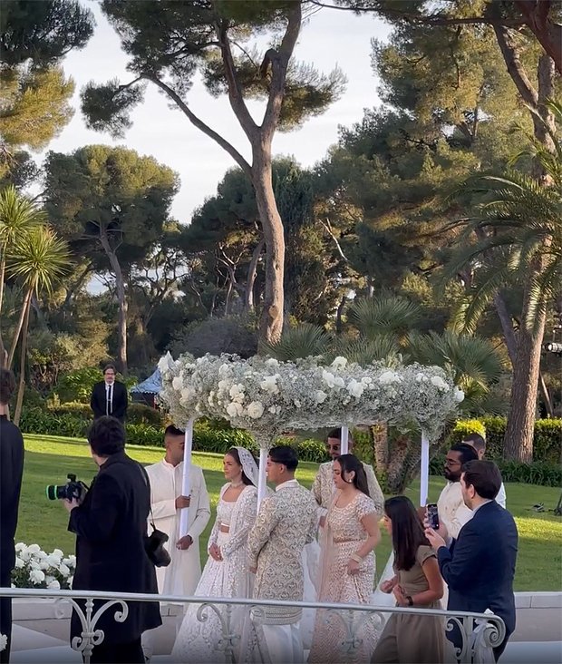 Умар Камани и его невеста Нада Адель во время празднования свадьбы в индийском стиле
