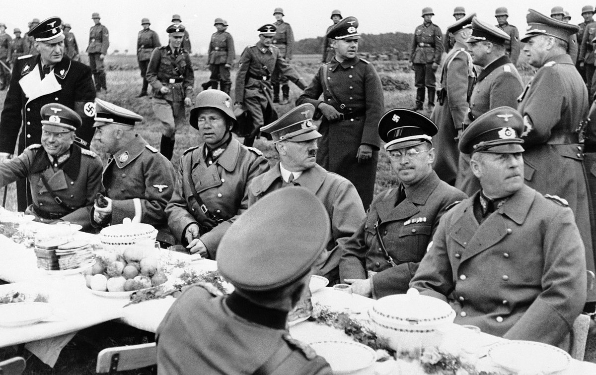 Адольф Гитлер во время полевой трапезы