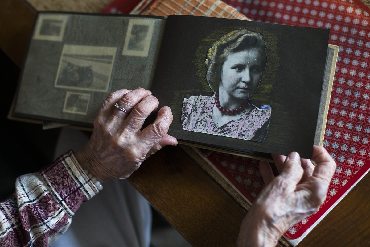 Марго Вёльк показывает старый фотоальбом с ее фотографией