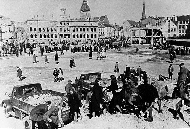 Рига в первые дни после освобождения Красной армией от немцев