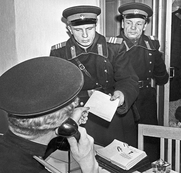 В дежурной части отделения советской милиции