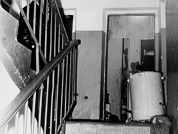 Дверь в квартиру семьи Просвириных после штурма