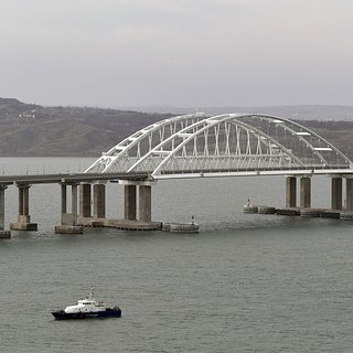 Движение по Крымскому мосту перекрыли второй раз за сутки
