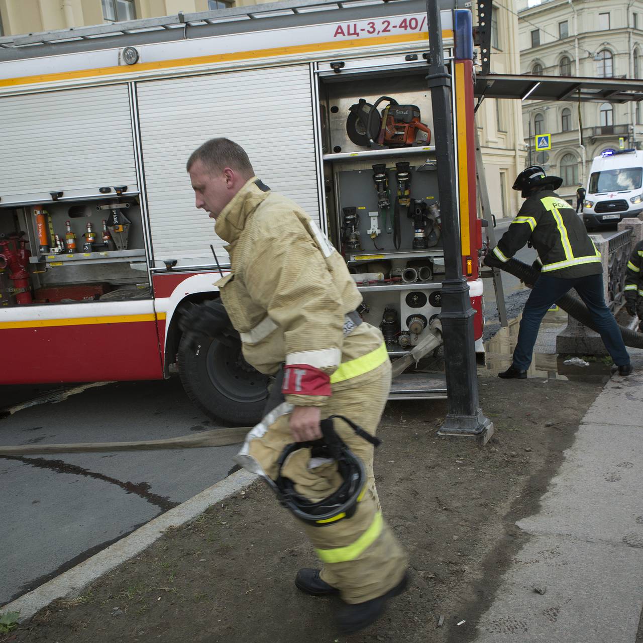 Начавшийся в российском городе после звуков взрывов пожар сняли на видео |  Происшествия