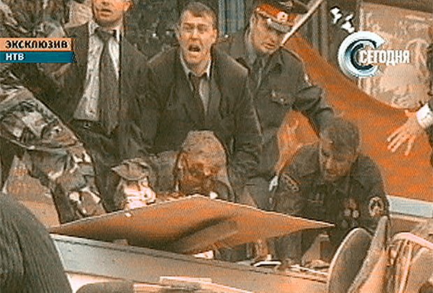 9 мая 2004 года. Трибуна стадиона «Динамо» в Грозном после взрыва. Внизу по центру — предположительно, глава Чечни Ахмат Кадыров, получивший летальные ранения