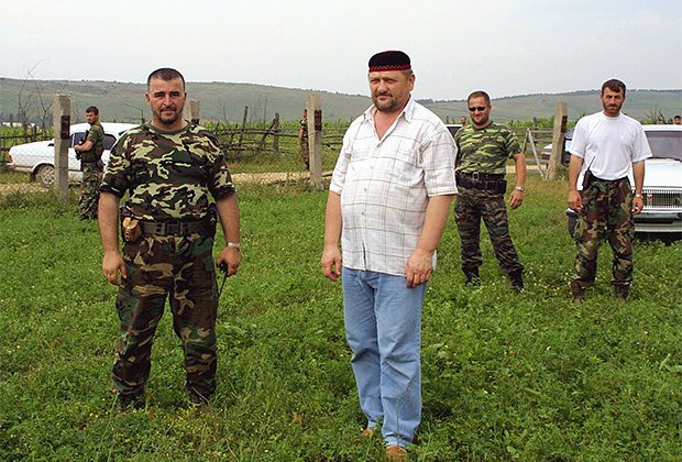 Глава Чеченской Республики Ахмат Кадыров (в центре) на окраине Центороя со своей охраной