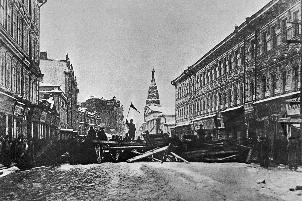 Баррикады на Арбате во время первой русской революции
