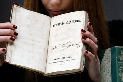 «Всем этим управляли из России» Кто и зачем крадет бесценные книги Пушкина в Европе и возвращает их на родину?