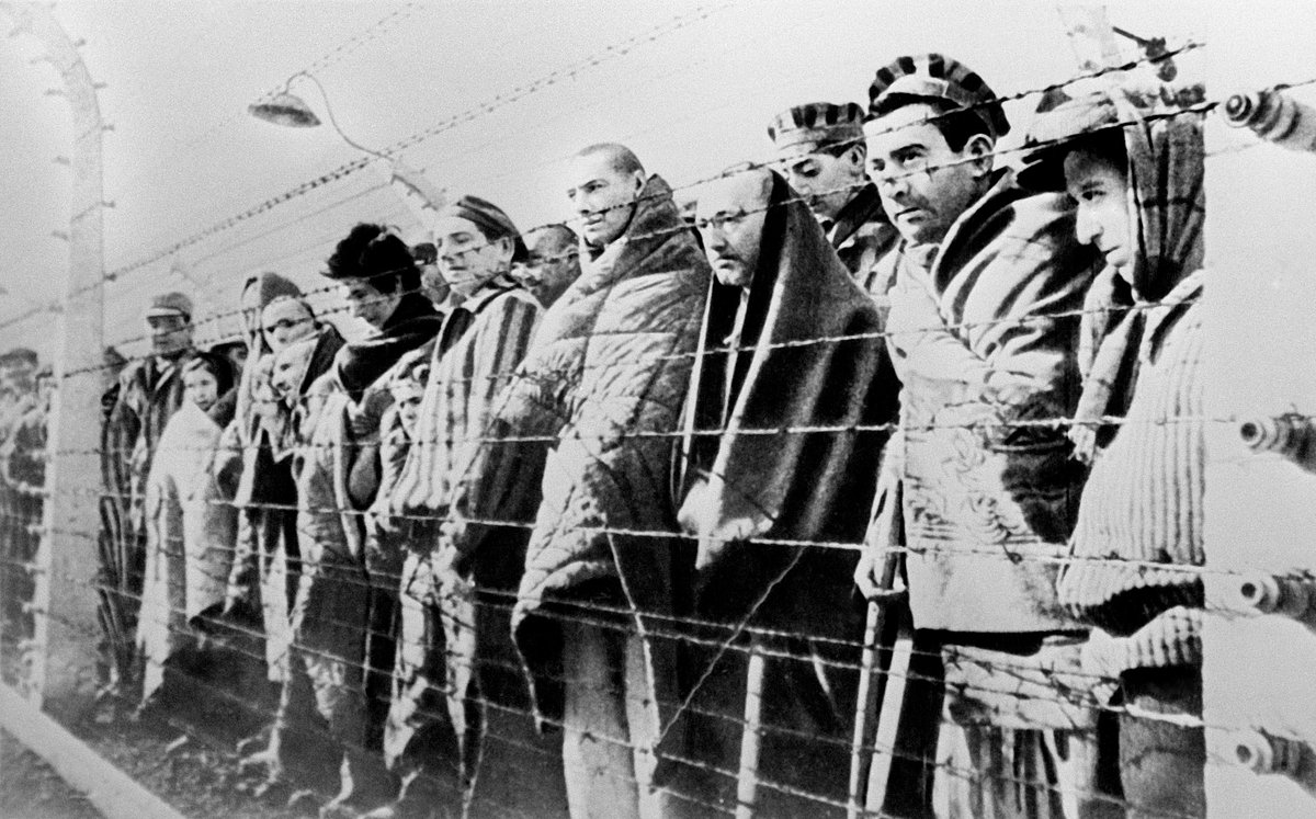 Узники лагеря Освенцим в день освобождения советскими войсками в ходе Второй мировой войны