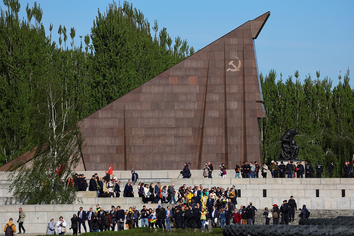 Мероприятия к 78-й годовщине окончания Второй мировой войны в Европе у Советского военного мемориала в Трептов-парке, Берлин, Германия, 9 мая 2023 года