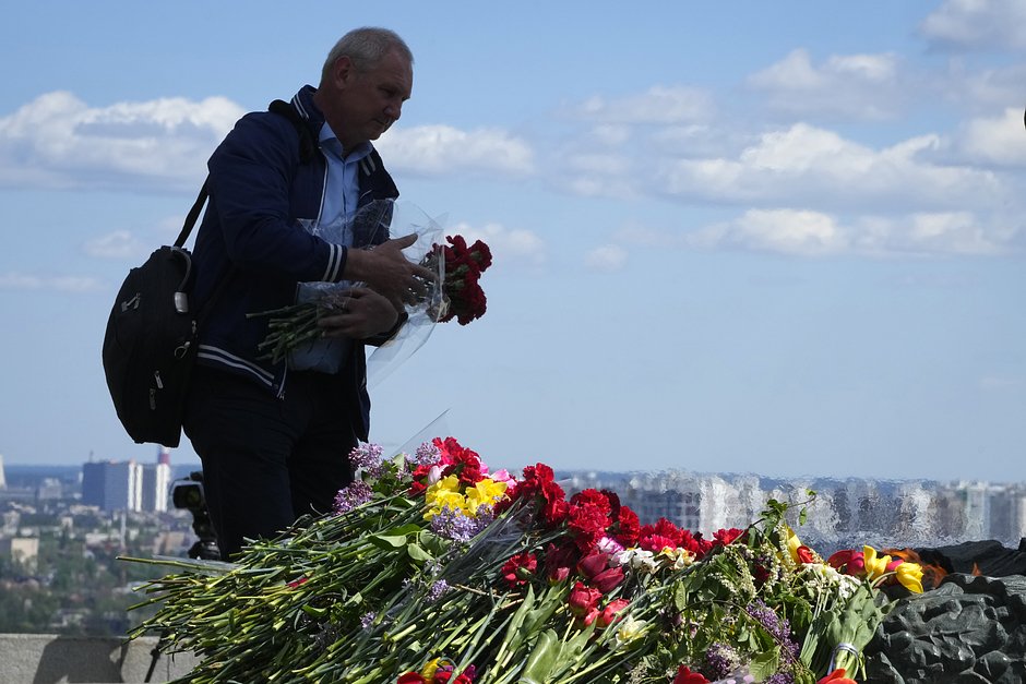 Мужчина возлагает цветы к Могиле неизвестного солдата в Киеве, Украина, 9 мая 2022 года