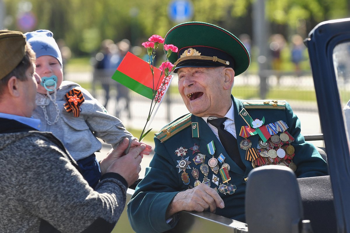 Поздравление ветерана на праздничном мероприятии в мемориальном комплексе «Брестская крепость-герой», Белоруссия, 9 мая 2022 года