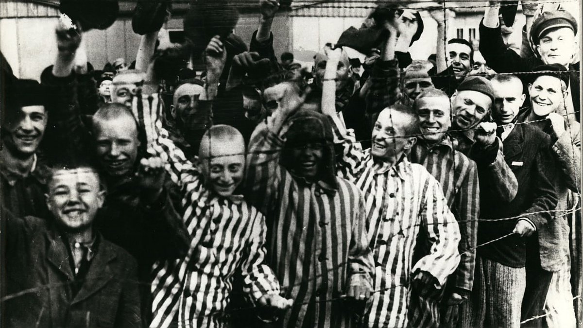 Еврейские узники, в том числе мальчики, в концентрационном лагере Освенцим, 1941 год