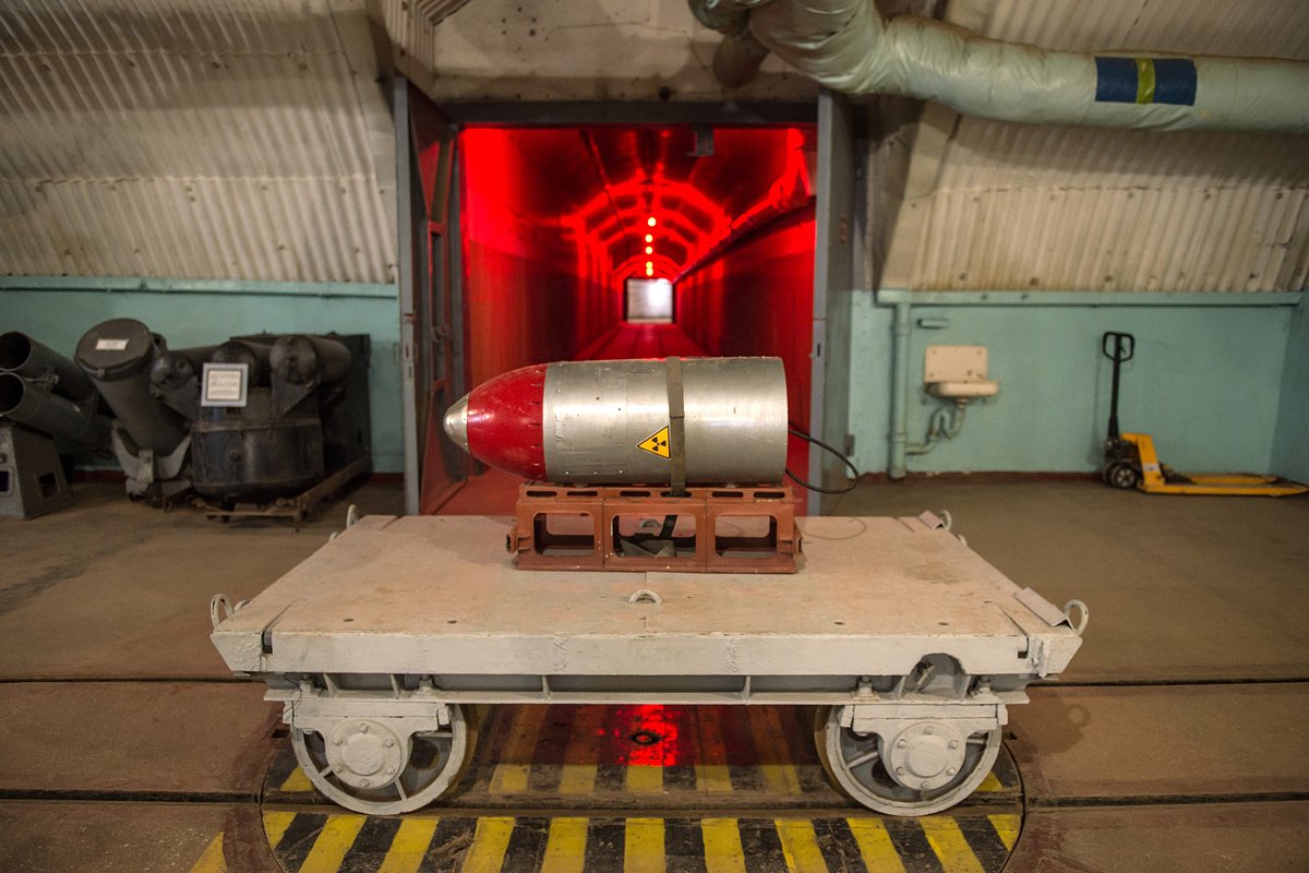 Ядерный боевой заряд в одном из коридоров погрузочной площадки ядерного арсенала военно-морского музея «Балаклава» в Балаклаве, 3 апреля 2014 года
